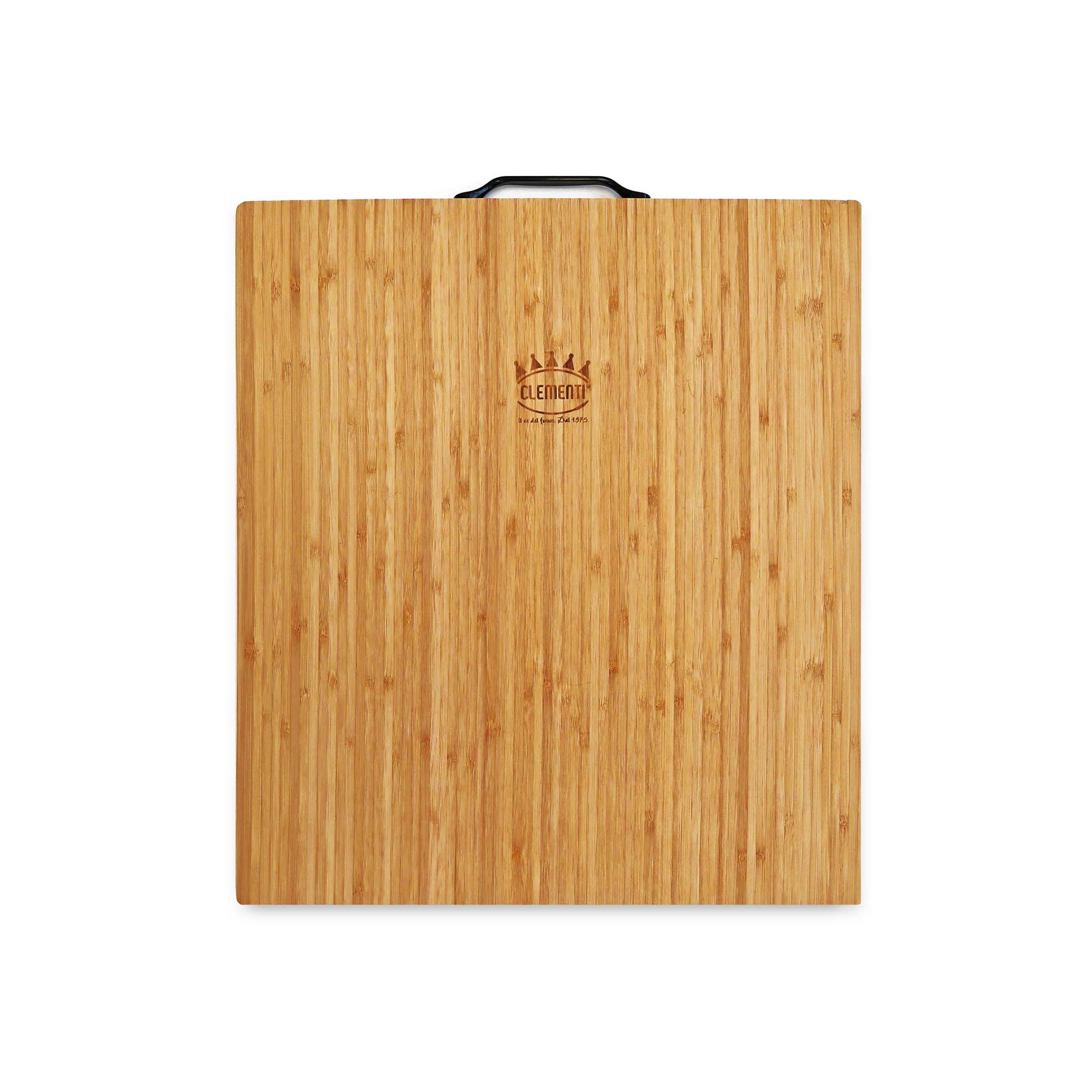 A full shot of the Clementi Pizza Oven bamboo chopping board and the black carrying handle on a white background